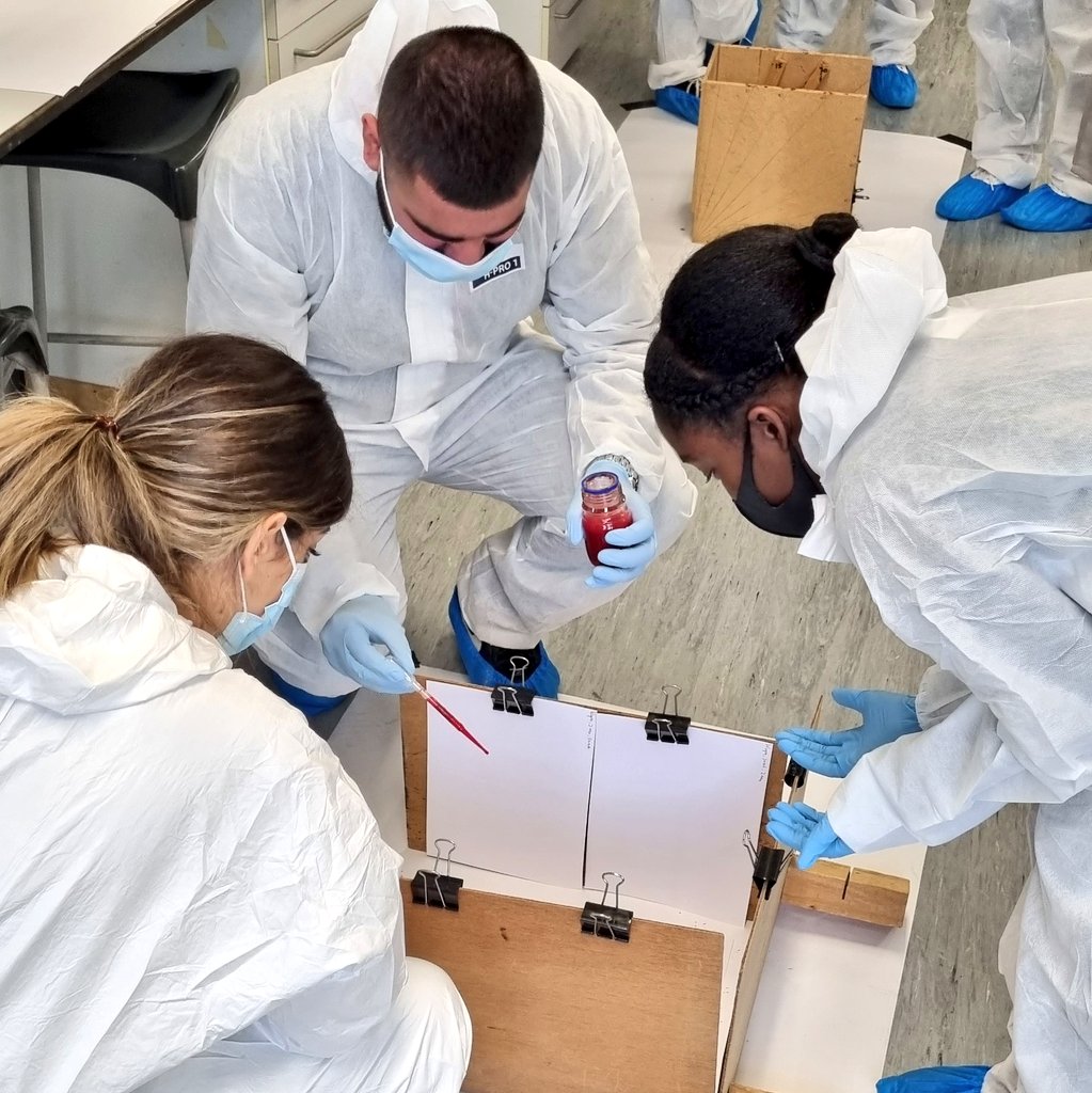 GabzMB's tweet image. A sneak peek 👀 of this mornings #BPA🩸session with the wonderful @jomillington_v1 from @spatter_ed.

#ForensicScience #BloodPatternAnalysis #ForensicFriday @KingsForensics #MScForensicScience