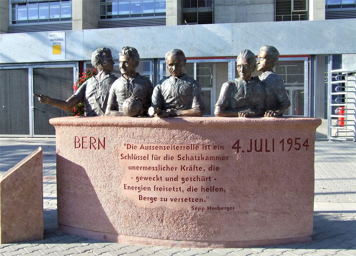 Konzeptfussball's tweet photo. Nun sind alle fünf Lauterer Weltmeister im Fußballhimmel. Und damit eine Generation, die in ihrer Haltung zum Fußball ihresgleichen sucht. Ruhen Sie in Frieden, lieber Horst Eckel.
#fck #wm1954 #Betzenberg #horsteckel https://t.co/neMKGMnhba