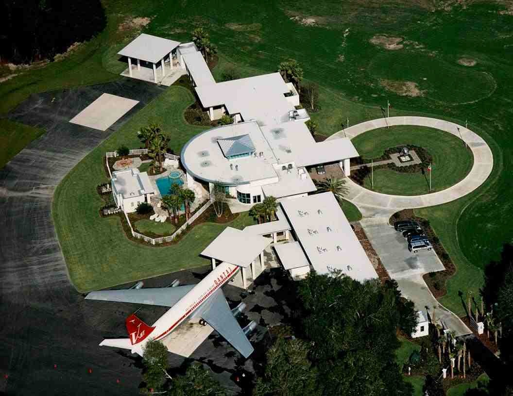 Terminamos la semana, con una de las mayores excentricidades en arquitectura protagonizada por John Travolta uno de los actores más famoso de Hollywood. Transforma su vivienda en Florida en un aeropuerto. ¡¡
¡Buen fin de semana a tod@s!
#GrupoCeres #reformasintegrales