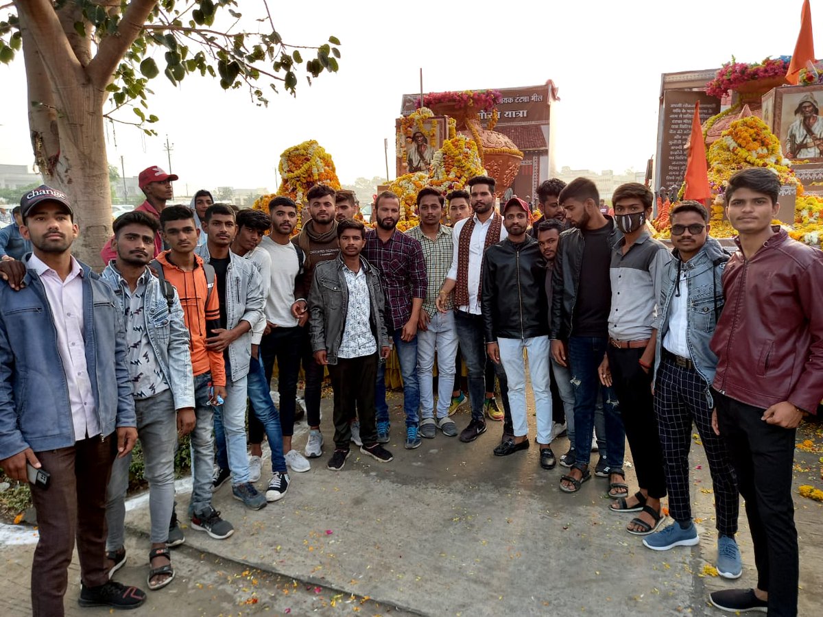 AjaySen28835750's tweet photo. क्रांति सूर्य जननायक टंट्या मामा जी की गौरव यात्रा का स्वागत व उनके वंशजो का सम्मान अभाविप धार के कार्यकर्ताओं ने किया।।🇮🇳👏😊

@ChetasSukhadia  @NileshSolnki12 @ashishABVP_ @Mithuntanwar13
@abvpdhar @Abvpmalwa_MP https://t.co/dzufBEO8VU