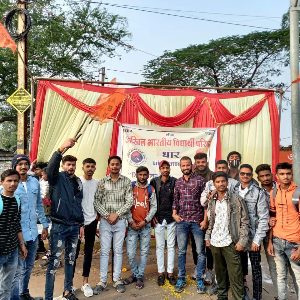 AjaySen28835750's tweet photo. क्रांति सूर्य जननायक टंट्या मामा जी की गौरव यात्रा का स्वागत व उनके वंशजो का सम्मान अभाविप धार के कार्यकर्ताओं ने किया।।🇮🇳👏😊

@ChetasSukhadia  @NileshSolnki12 @ashishABVP_ @Mithuntanwar13
@abvpdhar @Abvpmalwa_MP https://t.co/dzufBEO8VU
