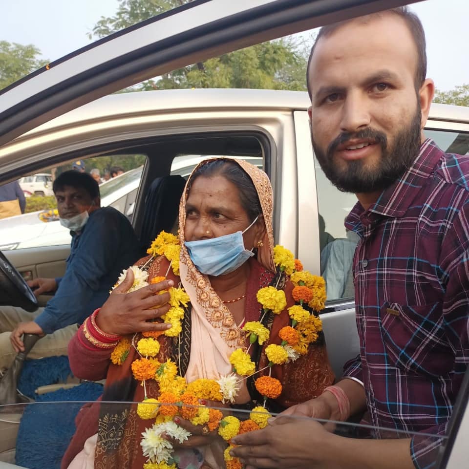 AjaySen28835750's tweet photo. क्रांति सूर्य जननायक टंट्या मामा जी की गौरव यात्रा का स्वागत व उनके वंशजो का सम्मान अभाविप धार के कार्यकर्ताओं ने किया।।🇮🇳👏😊

@ChetasSukhadia  @NileshSolnki12 @ashishABVP_ @Mithuntanwar13
@abvpdhar @Abvpmalwa_MP https://t.co/dzufBEO8VU