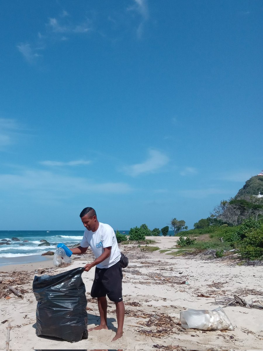 GECarrasquel's tweet photo. A veces acompañado, a veces toca solo, pero hay que retiralos. Todos los días llegan muchos #plásticos, fragmentos de #anime y #tecnopor a playa #Tipire en #PuertoColombia #Choroní #Aragua
Esta es zona de #anidación de #TortugasMarinas y #AvesPlayeras https://t.co/qEvk0OKycN