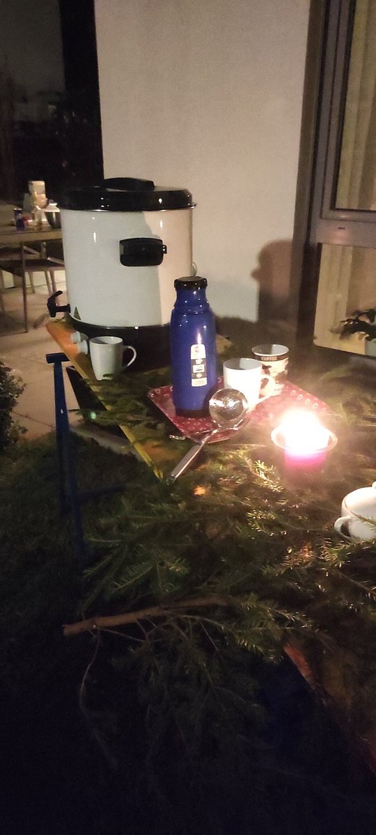 Algotothemoon's tweet photo. Drinkin' with friends and shillin' $algo 😎

#algorand #algowinter https://t.co/2pz7WKJJjj