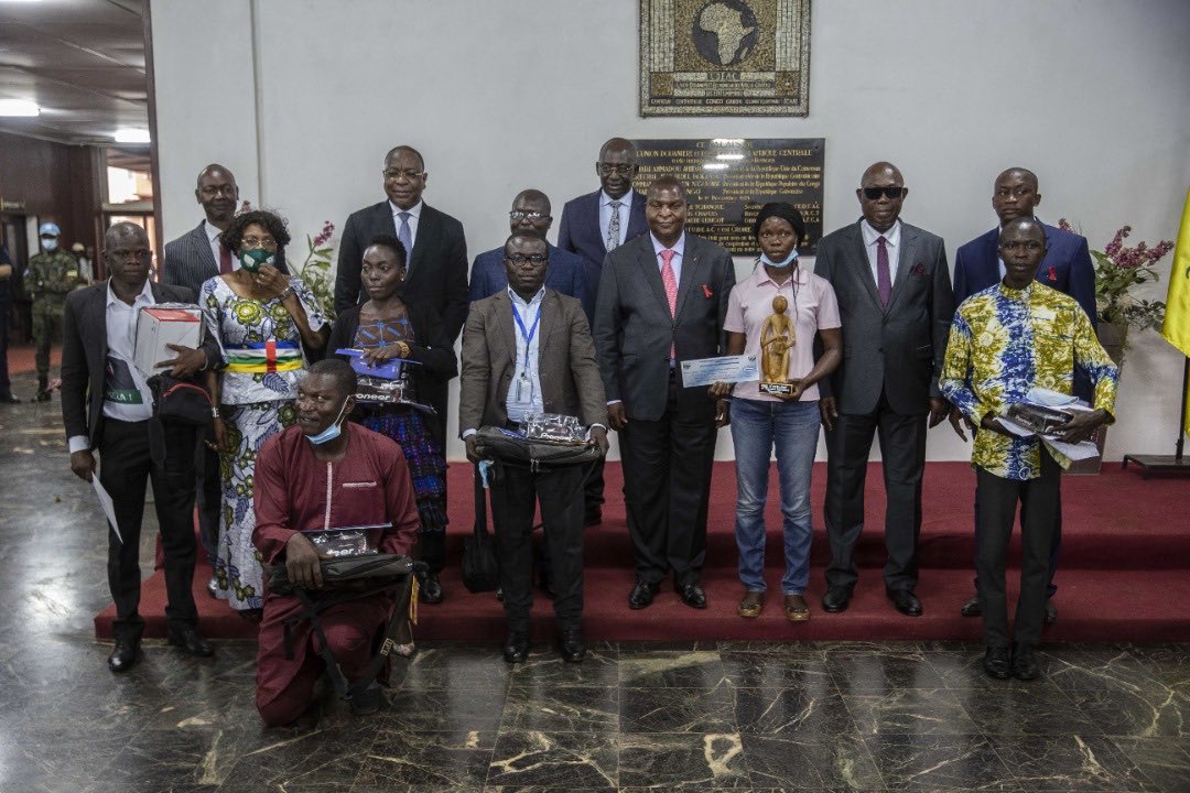 ndiayemankeur's tweet photo. Cérémonie de remise de prix aux lauréats le 03/12/21 présidée par le Président Faustin Archange Touadera. Je félicite les lauréats du Prix d’excellence en journalisme initié par la #Minusca et ke Ministère de la Communication de la #RCA https://t.co/8Sp5UQMrMz