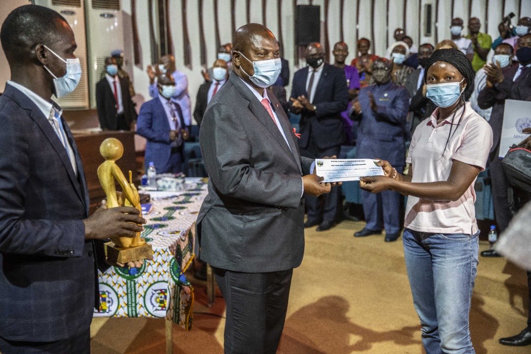 ndiayemankeur's tweet photo. Cérémonie de remise de prix aux lauréats le 03/12/21 présidée par le Président Faustin Archange Touadera. Je félicite les lauréats du Prix d’excellence en journalisme initié par la #Minusca et ke Ministère de la Communication de la #RCA https://t.co/8Sp5UQMrMz