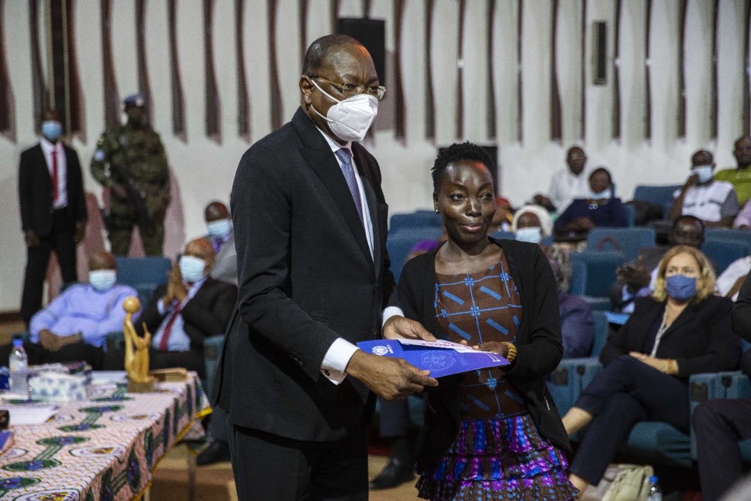 ndiayemankeur's tweet photo. Cérémonie de remise de prix aux lauréats le 03/12/21 présidée par le Président Faustin Archange Touadera. Je félicite les lauréats du Prix d’excellence en journalisme initié par la #Minusca et ke Ministère de la Communication de la #RCA https://t.co/8Sp5UQMrMz