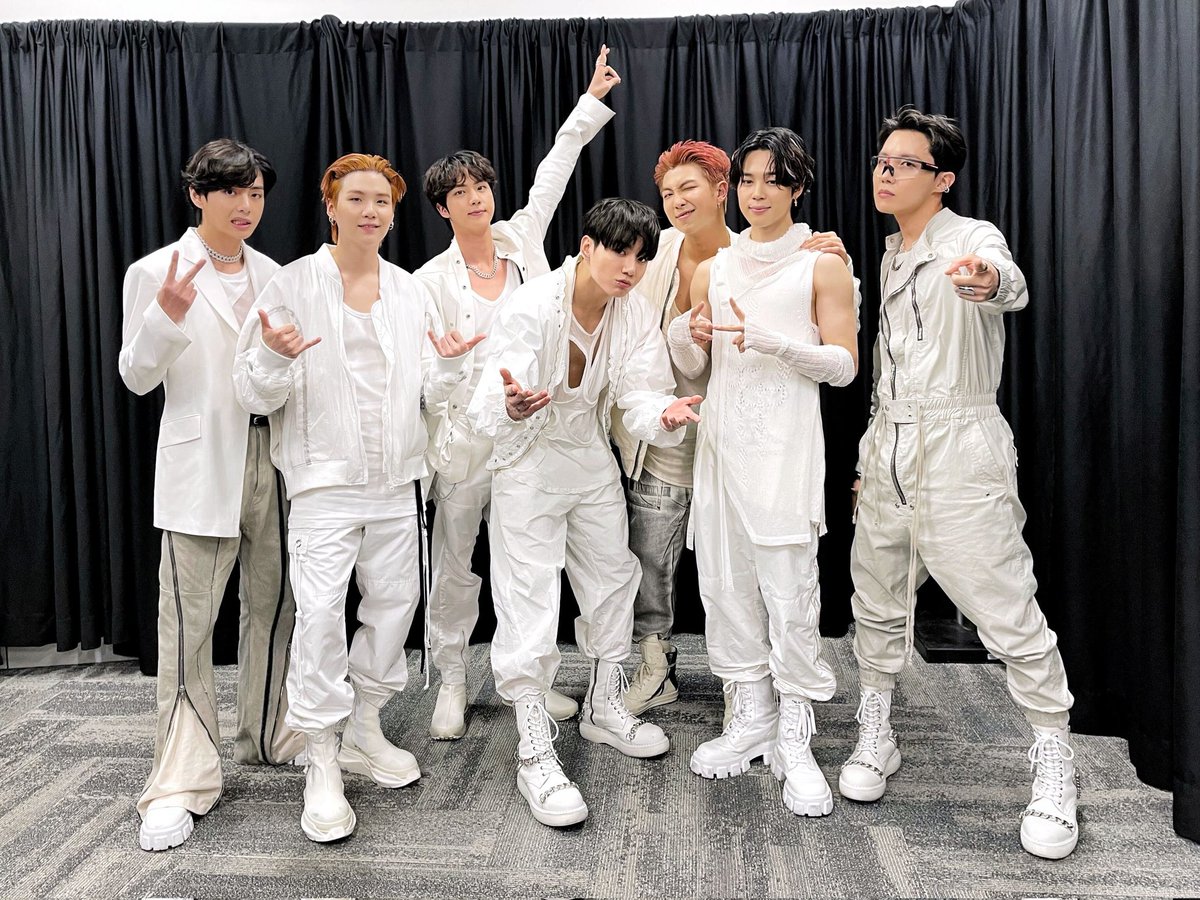 Fancafebtspy's tweet photo. 📌 @bts_bighit vía Twitter 

💜:Sabes que los 4 preciosos días fueron posibles gracias a ARMY, ¿verdad?💜 @BTS_twt se convierte en personas más fuertes porque ARMY existe ..🥴💪🏻💜"

#BTS #BTSARMY #PTD_ON_STAGE_LA #Stage_For_ARMY #withColdplay
#fancafebtsparaguay🇵🇾
@BTS_twt 🥰💜🎉 https://t.co/KQU5Obnkwb