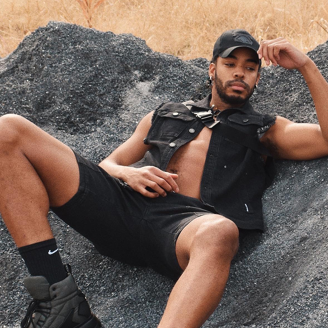 nastypig's tweet photo. Stylist and creative @PRINCEAIRIK, shown here in our Camden Vest, Short and Snout Cap, flexes for Nasty Pig.

https://t.co/NR9JEGkv9L 

#fashion #nastypig #gayfashion #queerfashion #vest #short #snoutcap #shorts #LGBT #LGBTQ #LGBTQIA https://t.co/vfKFS1L2wJ