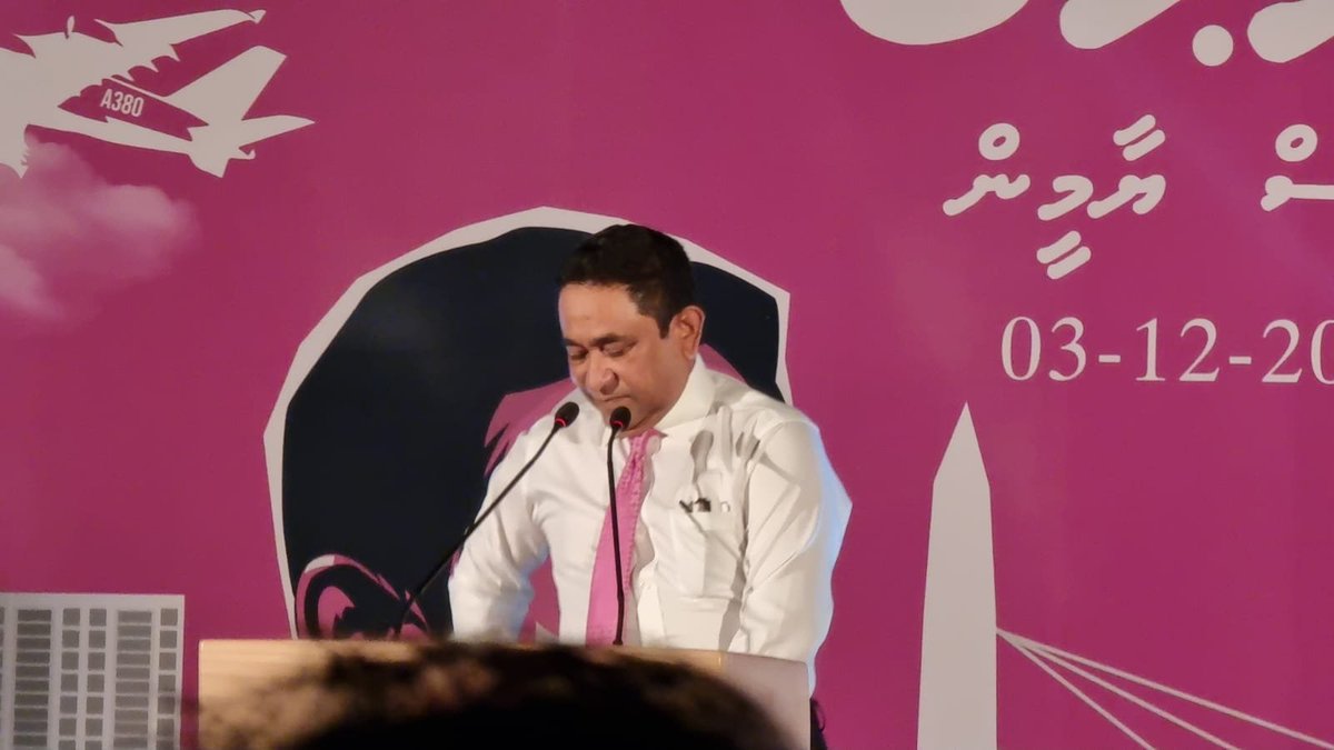 AliIshaaq4's tweet photo. ރައީސް ޔާމީން ސަޕޯޓަރުންނާ މުޚާތަބު ކުރެއްވުން ފެށިގެން ކުރިޔަށް. @Shiyamaldives @HeenaWaleed @mushrif2009 #mavesdhaanan @GUNB0A @ahumedfaisal #HEisBack #RY2023 #IndiaOut https://t.co/lYYfB9P2n5