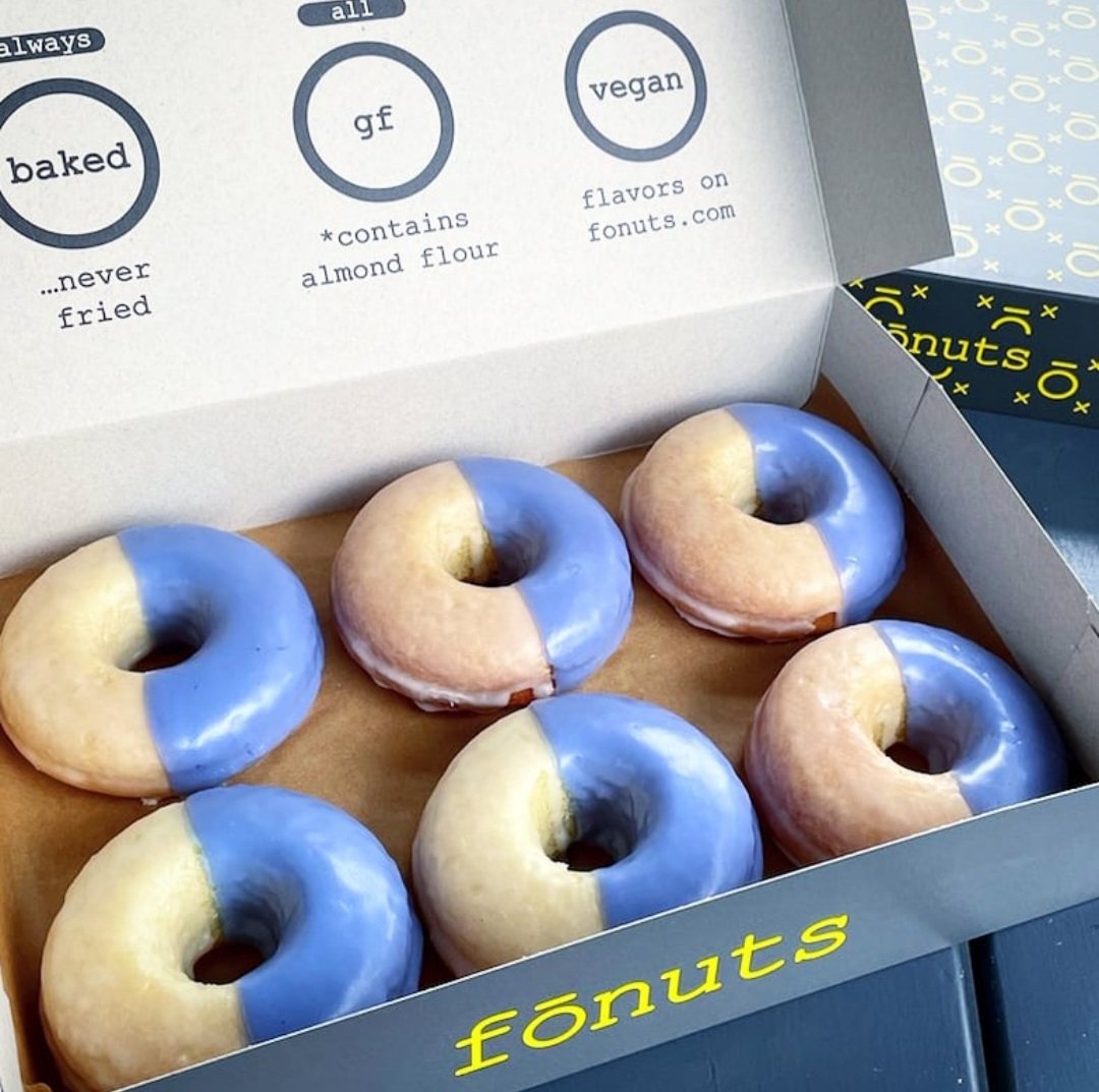 fonuts's tweet image. Happy #fonutfriday.  Enjoy our festive take on the classic b&amp;amp;w, available through Sunday. A vegan vanilla fōnut (almond and rice flours) covered in white and blue glazes (natural pea powder makes the blue).