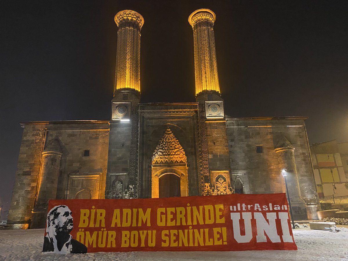 uAUNIAtaturk's tweet photo. BİR ADIM GERİNDE ÖMÜR BOYU SENİNLE!  @SebahattinReis 

#ultrAslanUNI https://t.co/5ERnGfPN4A