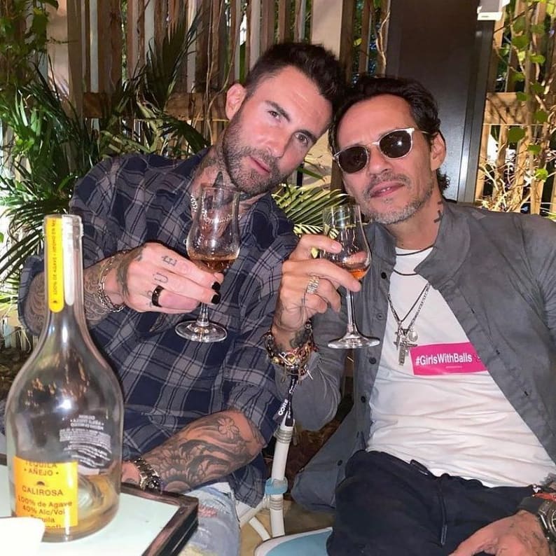 holavzla's tweet photo. Adam Levine (@adamlevine) y Marc Anthony (@marcanthony) disfrutaron de unos tragos cortesía del vocalista de Maroon 5 (@maroon5) por el lanzamiento de su tequila Calirosa.

¡Salud por Calirosa! 🥂 https://t.co/Wpn0Fh1aau