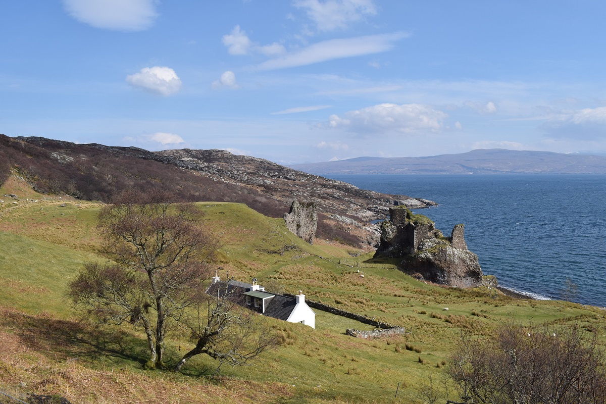 HI_Voices's tweet photo. Brochel Castle, Raasay. Rather mysterious, 15th or 16th century? A base for the MacLeods. https://t.co/KBAXC1oHpm