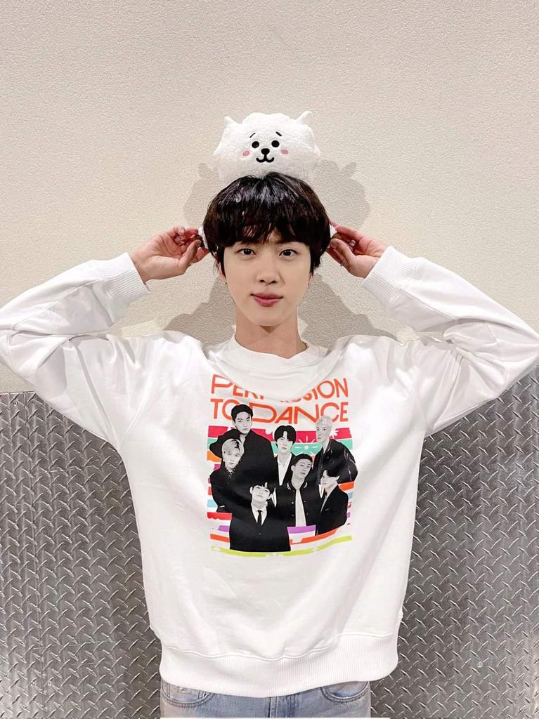 Michell63972096's tweet photo. Felicidades la personita que con sus ocurrencias hace tan feliz al fandom, tu carisma, sonrisa y personalidad hace alegrar mi corazón de amy, I LOVE YOU <3 #HappyBirthdayJin #JINDAY https://t.co/j6AZU5ckvD