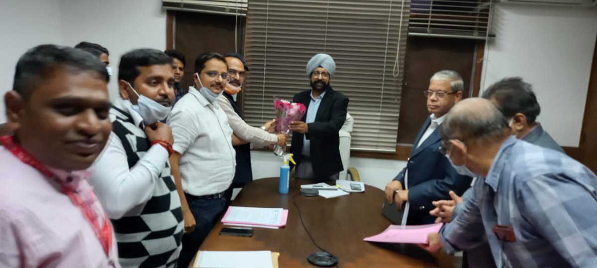 माननीय प्रबंध संचालक महोदय (म प्र पा जं कं लि) से कंपनी कैडर की विभिन्न मांगों को लेकर बैठक। बैठक में कई विषयों पर बनी सहमति। शीघ्र होंगे आदेश। <a href="/PEEA_MP/">Power Engineers & Employees Association</a> <a href="/President_PEEA/">Kuldeep Singh Gurjar</a>  <a href="/GS_PEEA/">अजय कुमार मिश्रा</a>