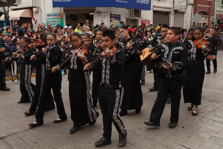 Have you heard of Fandango Fronterizo? It’s a gathering of musicians and dancers at the Tijuana-San Diego border fence. Read >> Mexican Music at the Border and Beyond  bit.ly/3ptjzmh