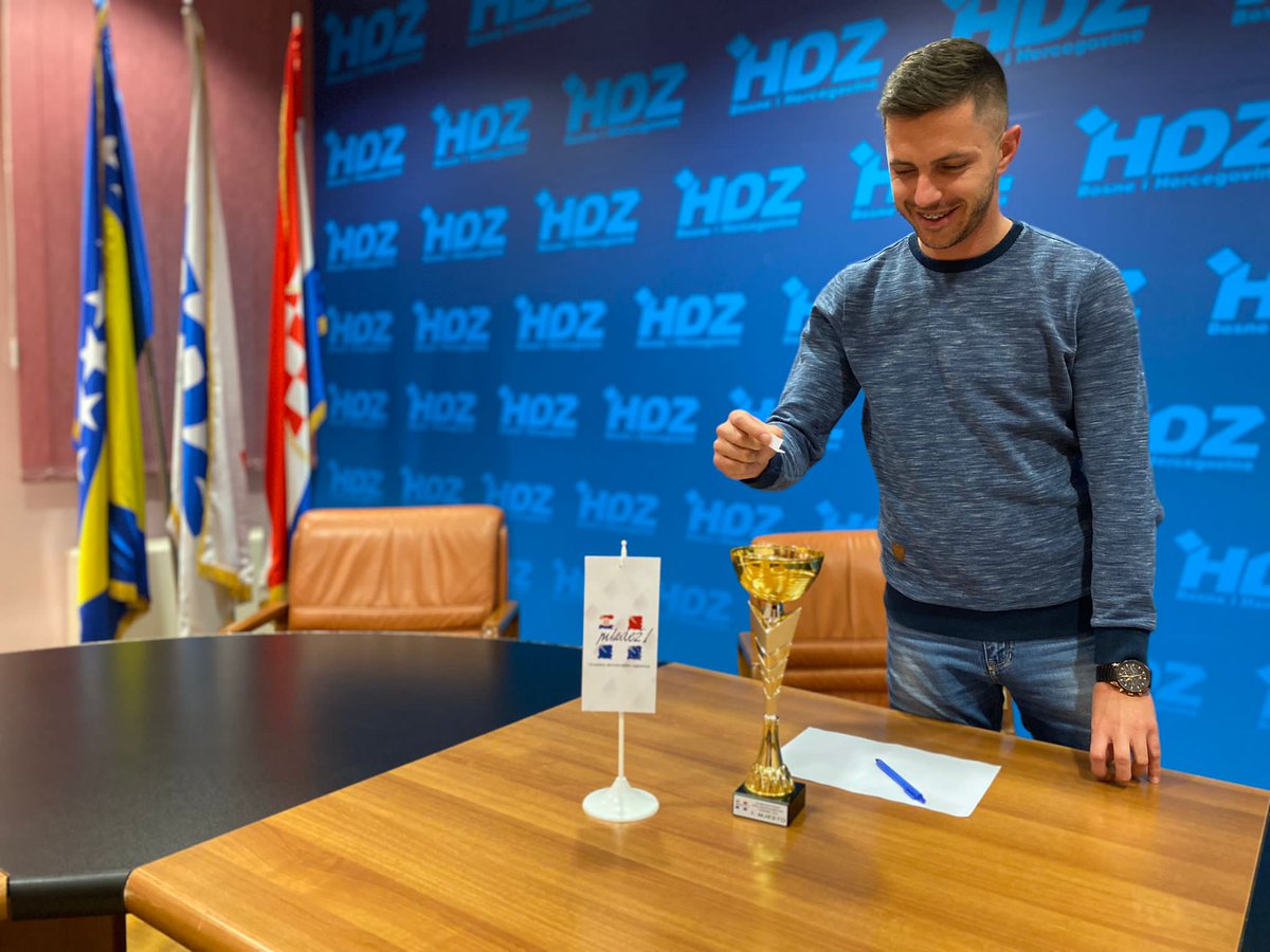 Parovi izvučeni.🗳
Raspored utakmica humanitarnog malonogometnog turnira biti će vidni na ulazu u dvoranu.

Vidimo se sutra u 10 sati u Sportskoj dvorani "Dalibor Perković Dali" u Livnu.

Okupi ekipu i zaigraj mali nogomet.⚽️🏆 #mladežzamladež