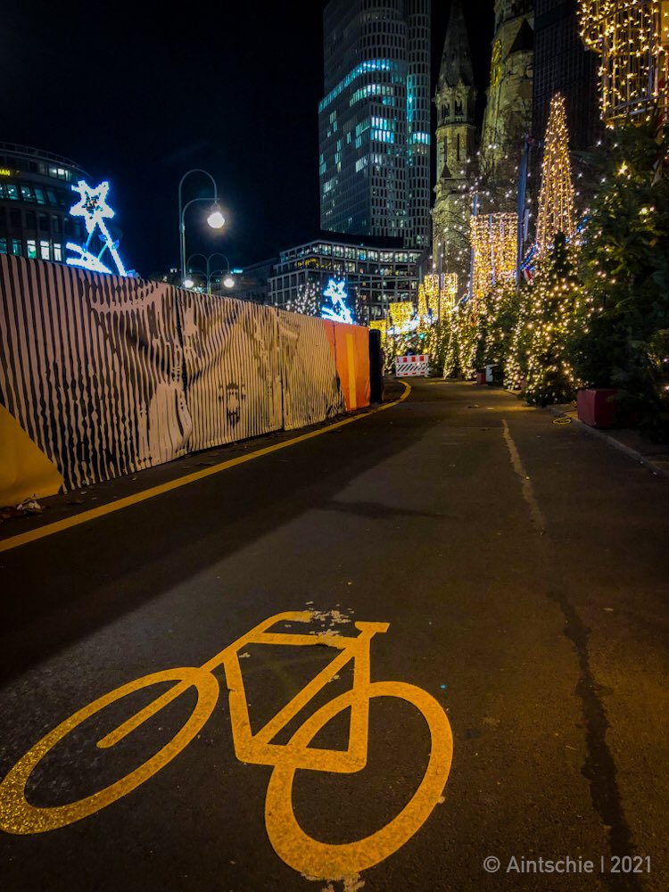 Was Berlin noch kann: Weihnachts-#Radweg #mdRnH #changingcities #Verkehrswende #bikelife #XMAS2021