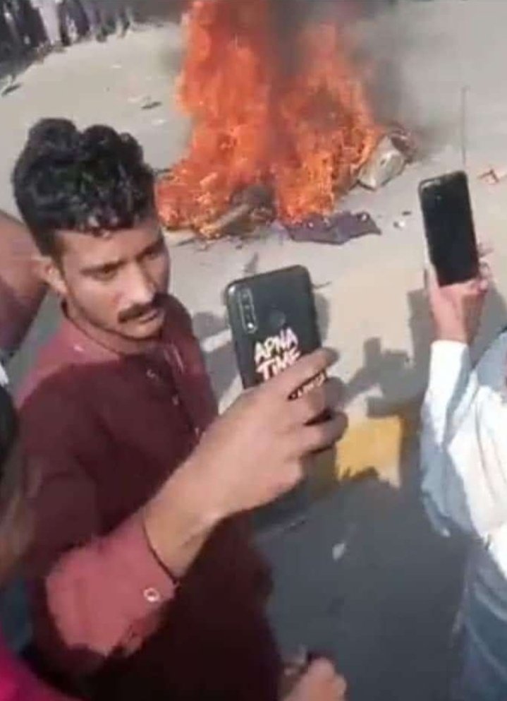 AskAnshul's tweet photo. Radical mob in Pakistan's Punjab province lynched Sri Lankan citizen named Priyantha Kumara &amp; burnt his body with slogans 'Sar Tan Se Juda' over alleged ‘blasphemy’.

He worked for company that made T20 gears for Pak cricket team.

People celebrated barbaric act by taking selfies https://t.co/RnmK5oZbk6