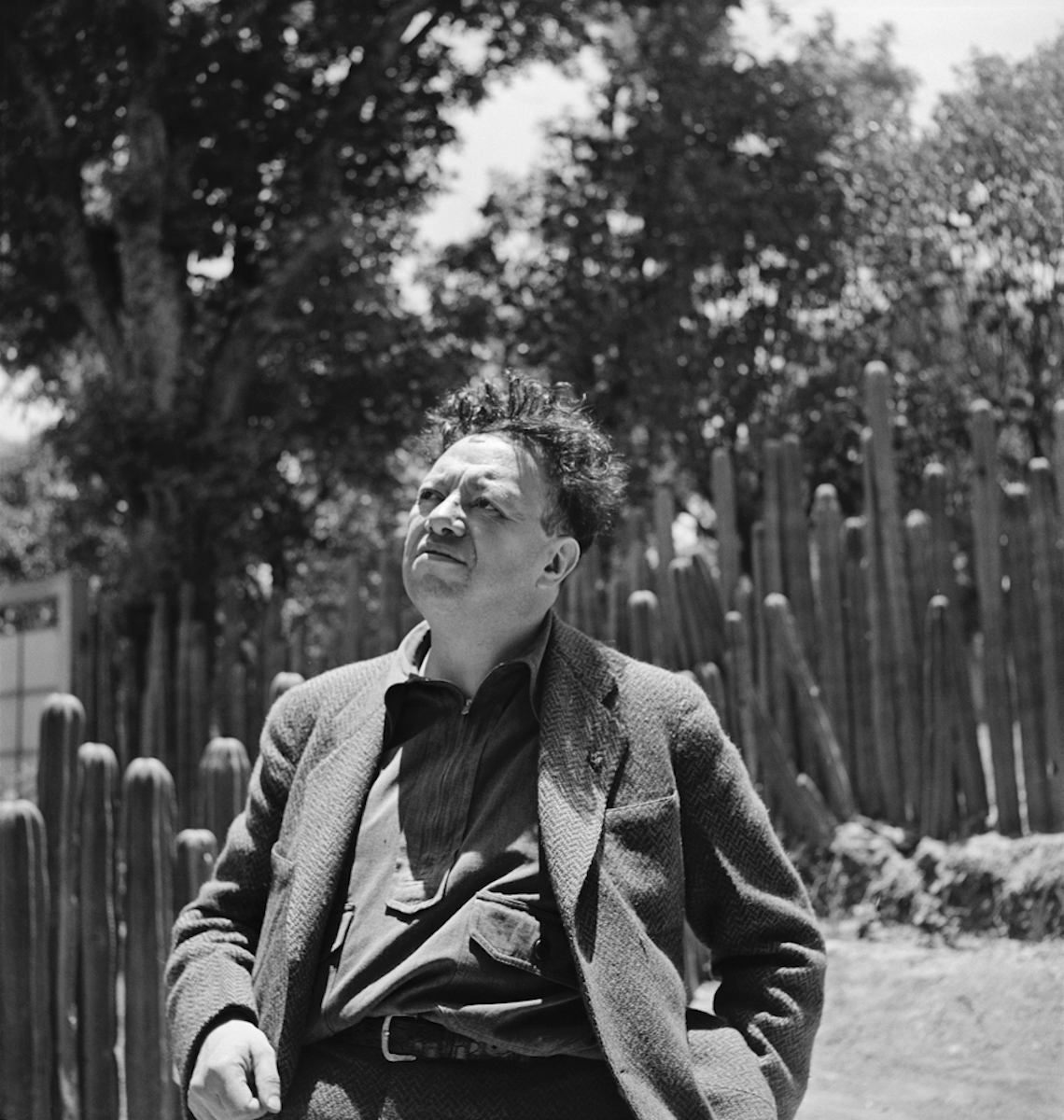 FotograficaMx's tweet photo. Con este retrato, realizado por #PierreVerger, recordamos el aniversario del natalicio de Diego María de la Concepción Juan Nepomuceno Estanislao de la Rivera y Barrientos Acosta y Rodríguez, mejor conocido como #DiegoRivera, destacado muralista mexicano.
#FotográficaMx https://t.co/XGoWRd0Fdd