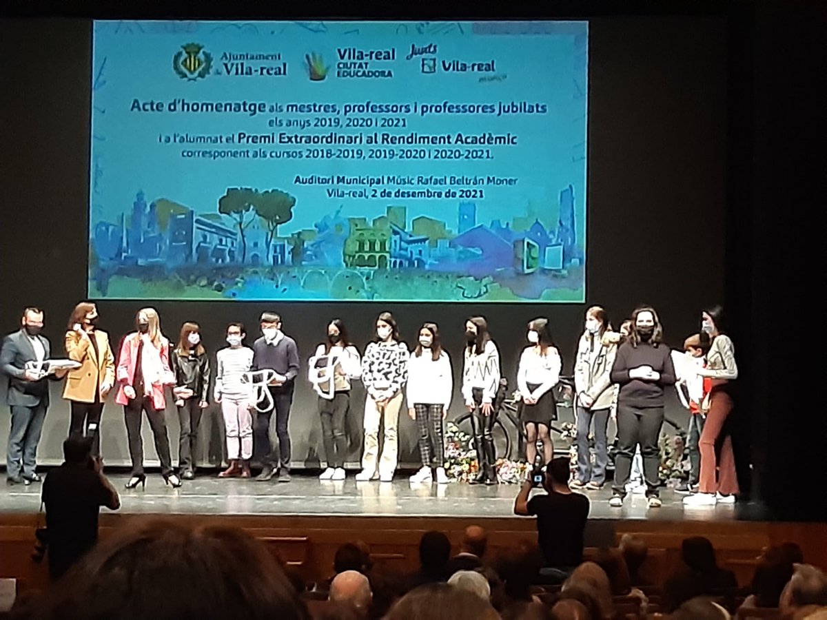 Fund_Flors's tweet photo. PREMIS EXTRAORDINARIS! 
📖🏅🏆🎓
Arán Tena , Pau López, Stefania Stan, Lucía Enache, Sofía Ciupa i Lucía Wang reben els diplomes a l'excel·lència en el rendiment acadèmic de la conselleria @GVAeducacio Enhorabona!
#FundaciónFlors 
#CalidadEducativa 
#premisextraordinarisprimària https://t.co/5J8JPZJzn3
