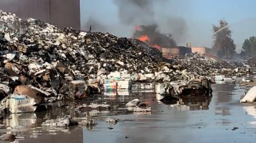 CBSLosAngeles's tweet photo. JUST IN: Officials say a massive September fire at a warehouse which contained wellness and beauty products is likely to blame for the foul odor which has engulfed the city of Carson over the past few months. https://t.co/qeFSLaOPQs https://t.co/oOcxT2VTiF