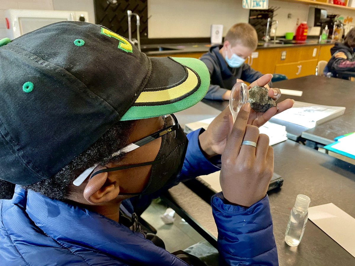 ohwowmrspowell's tweet image. Investigating rocks based on their observable properties - next week, we classify them based on how and where they formed! @oberlinmiddle #learningROCKS