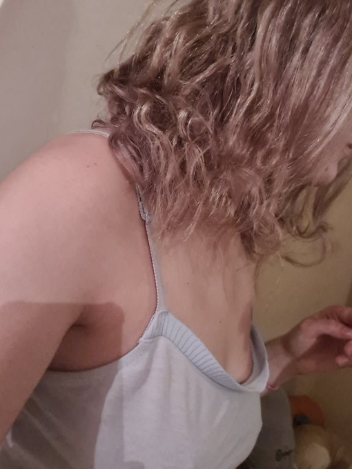 Pouvons nous prendre le temps pour parler de mes cheveux qui n'aiment absolument pas la pluie... J'ai<a href="/tag/friskyfriday"class="tags"><span>#friskyfriday</span></a><a href="/tag/naked"class="tags"><span>#naked</span></a>