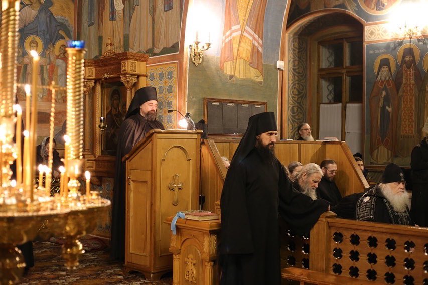 episkopleonid's tweet photo. 📿Оптинские праздники. Праздничное Всенощное бдение во Введенском соборе.  
С праздником Введения во храм Пресвятой Богородицы! https://t.co/fQ9dSQfJft