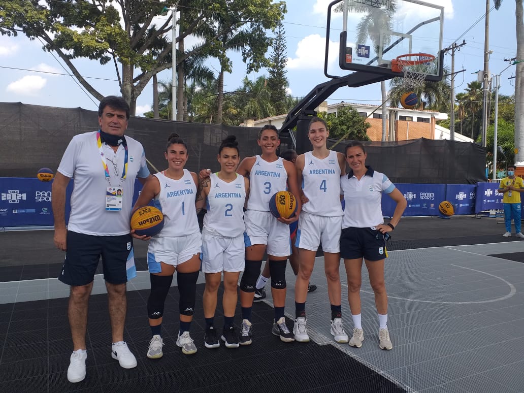 cabboficial's tweet photo. 🏀 3x3: Los chicos y chicas, entre los ocho mejores en los Panamericanos Junior de Cali.

Las mujeres ganaron su zona invictas con victorias ante Haití y Brasil. Los varones cerraron con récord 2-1 y también se metieron en los cuartos de este sábado.

📝 https://t.co/88sD0ehAvg https://t.co/PqiMC8l72n