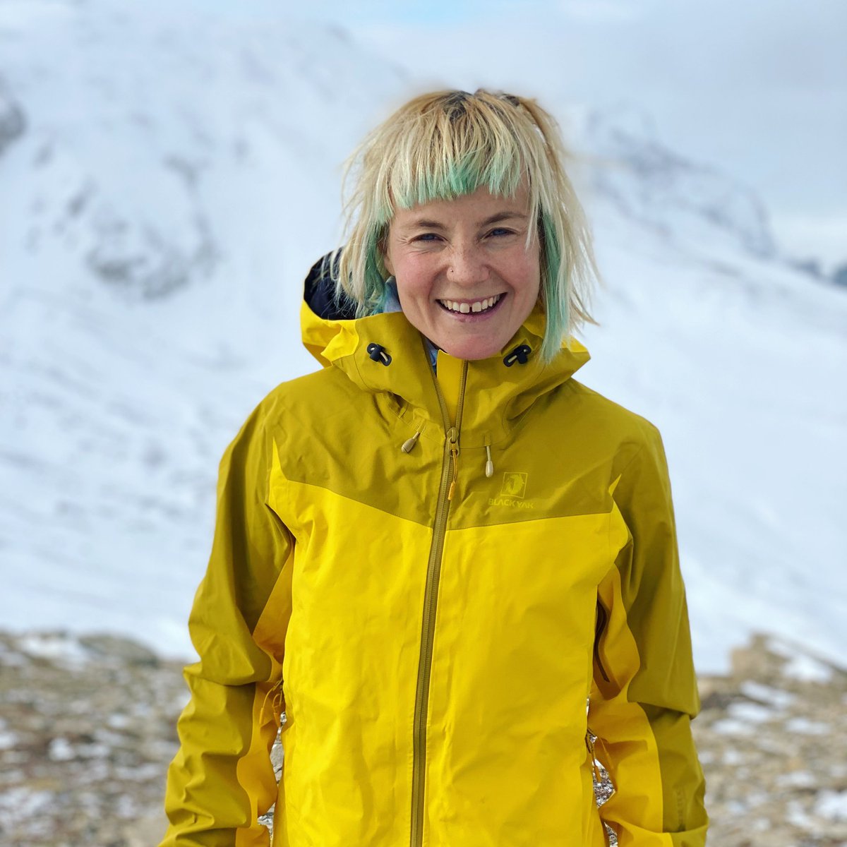 UtaIbrahimi's tweet photo. Being in the mountains makes me shine, love to live longer, love to love more, and spread my joy with humans!
And, the color of my @BlackYak_EU Jacket fits perfectly with my inner joy!
Happy to represent such a cool company, #madeformissions 💛💙 https://t.co/tqXuALCOWM