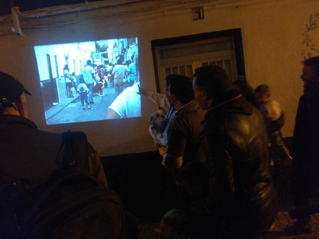 espiguemos's tweet photo. Vecinas y vecinos reconociéndose en el vídeo del desfile de las majorettes a principios de los noventa 😊 #memoriacolectiva #labachillera https://t.co/MXvVepPzC3