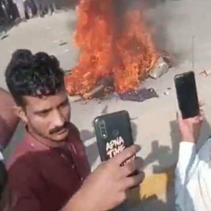 tweetsbytahreem's tweet photo. Trust me this is not our Islam. Humanity failed today💔 #Sialkot #blasphemy https://t.co/8SstItWA8w