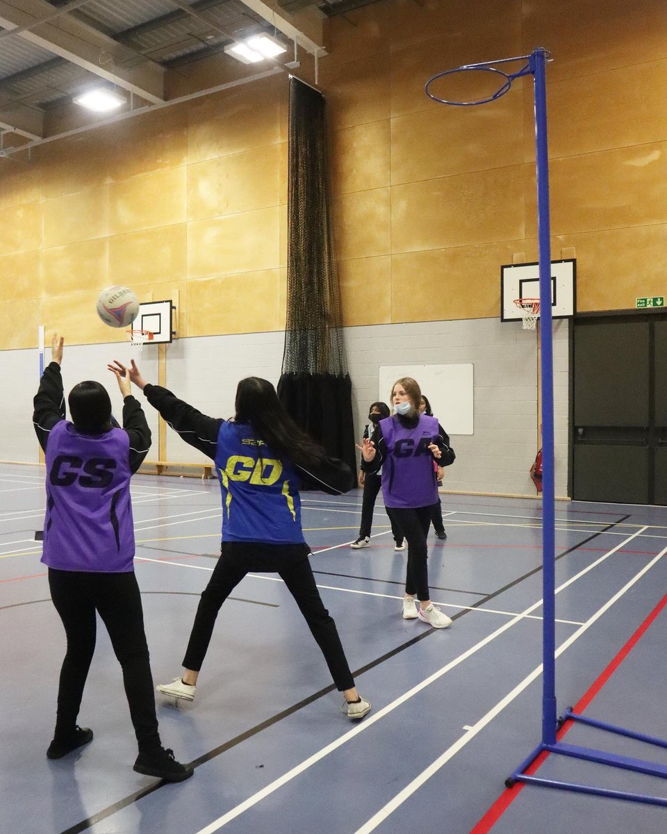 StratfordSch's tweet photo. #SSANetball 🦉✨

She defends, she shoots, she scores!

Excellent netball practice from our girls yesterday.

#netball #girlsthatdo #thisgirlcan #sport #womeninsport #afterschoolclub #extracurricular #educationbeyondtheclassroom https://t.co/v78VOq1A1u