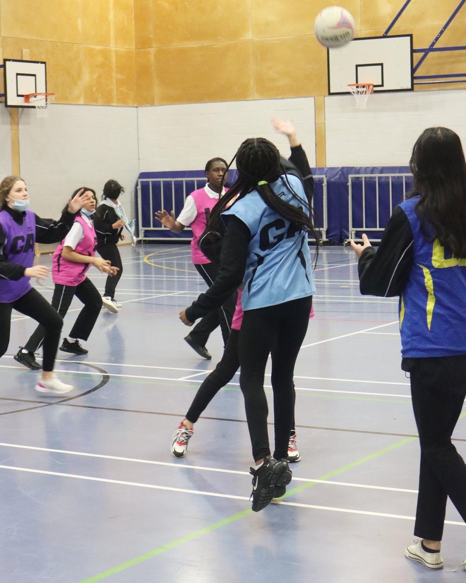 StratfordSch's tweet photo. #SSANetball 🦉✨

She defends, she shoots, she scores!

Excellent netball practice from our girls yesterday.

#netball #girlsthatdo #thisgirlcan #sport #womeninsport #afterschoolclub #extracurricular #educationbeyondtheclassroom https://t.co/v78VOq1A1u