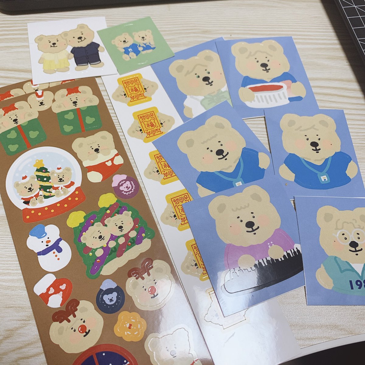 슬촌보면서 더더욱 곰곰 못보내주겠네요ㅠㅠㅠㅠㅠㅠㅠ
((슬촌보면서 특전이랑 서비스로 들어갈 스키커 재단했습니다.. 근데 너무 집중해서 보다보니 좀 엉성하게 잘렸어요 이해해주세여ㅎ휴ㅠㅠ)