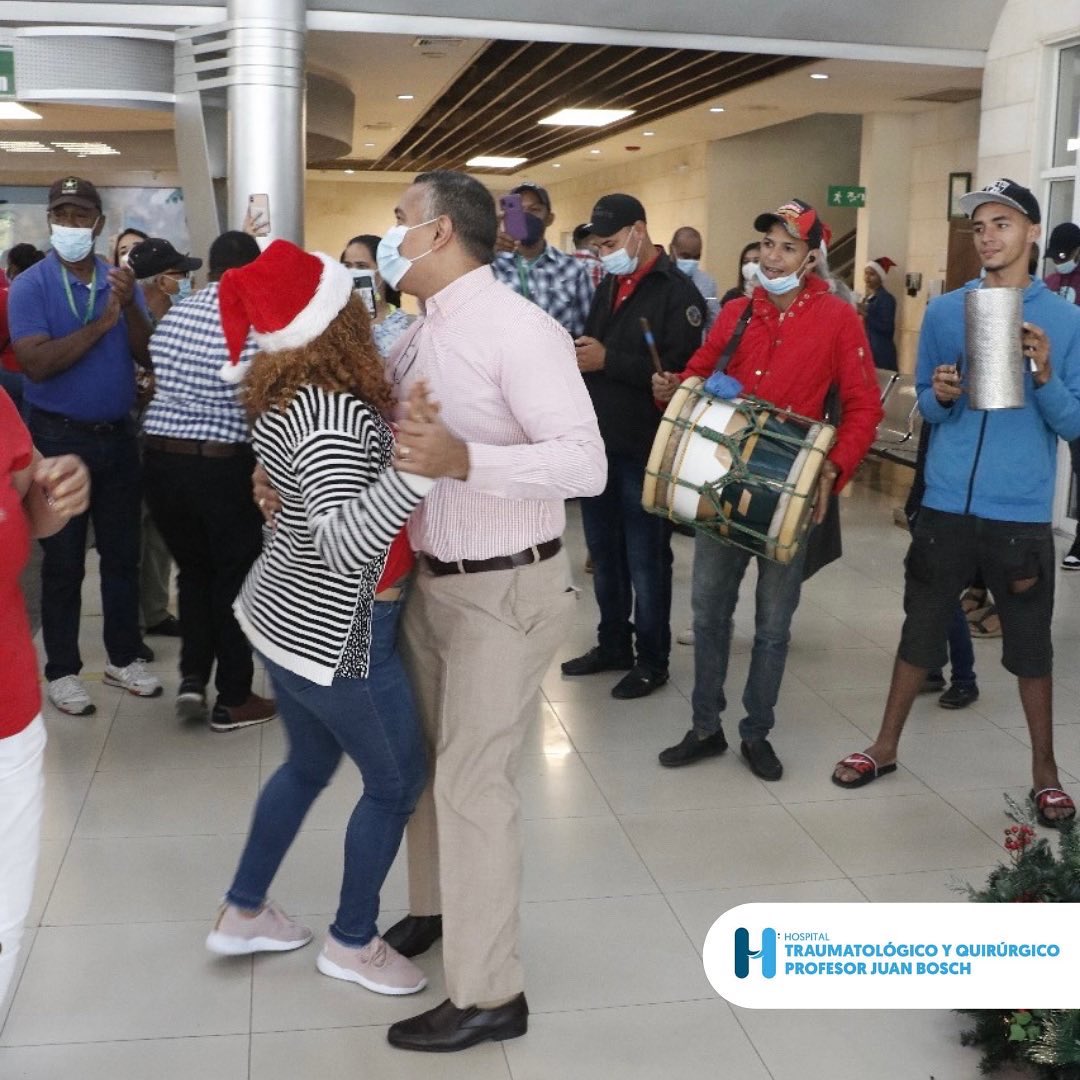 HTQPJBRD's tweet photo. El día de hoy en el Traumatológico y Quirúrgico Prof. Juan Bosch al ritmo de música navideña tuvimos nuestro acostumbrado aguinaldo.  En el mismo tanto el director, Dr. Juan Carlos Reinoso, como una comitiva del personal administrativo, pasaron visita por las habitaciones, https://t.co/ENVsbR9nCS