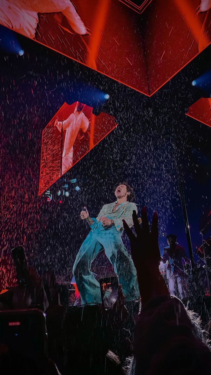 bestofhslot's tweet photo. harry styles in orlando, florida https://t.co/prKdLMkNox