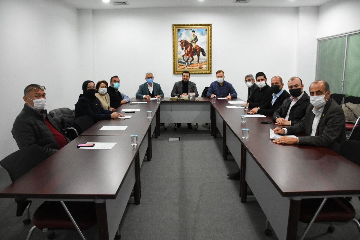 hcizmelioglu's tweet photo. Aralık ayı Belediye Meclis oturumu öncesi Meclis Üyelerimiz ile gündemi değerlendirdiğimiz toplantımızı gerçekleştirdik. https://t.co/iSgOXG6epA
