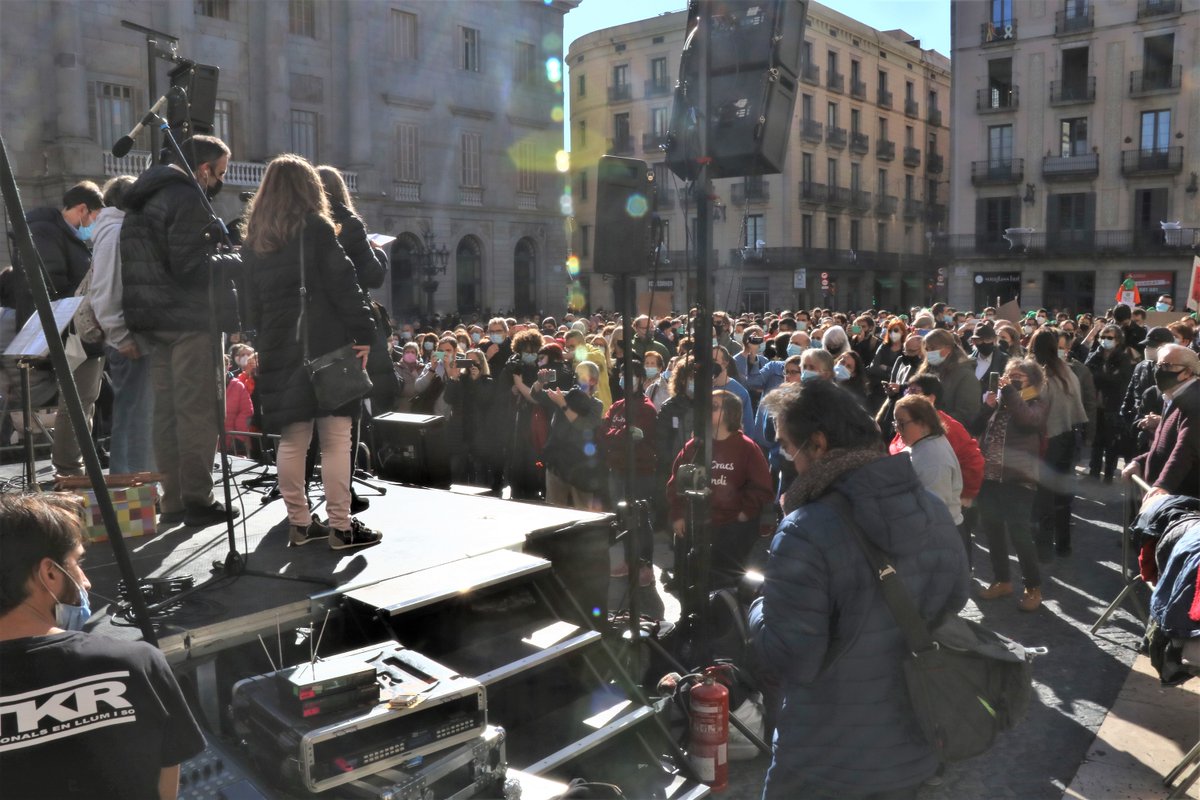 femarec's tweet photo. 👉 Més de mil persones del col·lectiu de la #discapacitat intel·lectual ens hem concentrat avui, Dia Internacional de les Persones amb Discapacitat, a Plaça Sant Jaume per denunciar les llistes d’espera.
📢 Nota de premsa via @_dincat https://t.co/PazogKzPWc
#STOPLlistesEspera https://t.co/ZHX3iFg2mT
