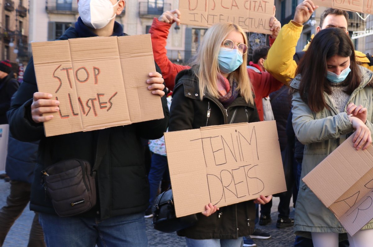 femarec's tweet photo. 👉 Més de mil persones del col·lectiu de la #discapacitat intel·lectual ens hem concentrat avui, Dia Internacional de les Persones amb Discapacitat, a Plaça Sant Jaume per denunciar les llistes d’espera.
📢 Nota de premsa via @_dincat https://t.co/PazogKzPWc
#STOPLlistesEspera https://t.co/ZHX3iFg2mT