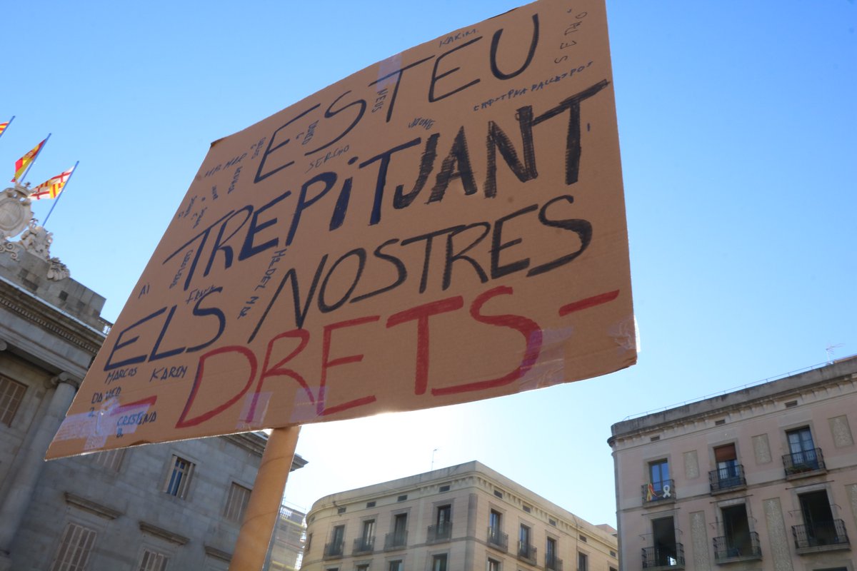 femarec's tweet photo. 👉 Més de mil persones del col·lectiu de la #discapacitat intel·lectual ens hem concentrat avui, Dia Internacional de les Persones amb Discapacitat, a Plaça Sant Jaume per denunciar les llistes d’espera.
📢 Nota de premsa via @_dincat https://t.co/PazogKzPWc
#STOPLlistesEspera https://t.co/ZHX3iFg2mT