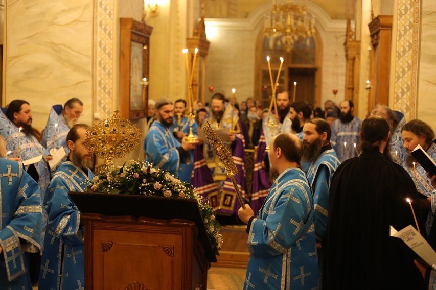 episkopleonid's tweet photo. 📿Оптинские праздники. Во второй половине дня во Введенском соборе накануне престольного праздника совершили с братией малую вечерню. https://t.co/7oQrInj4yT