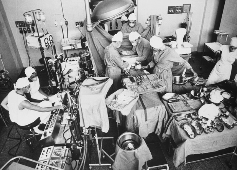 Первая операция в истории. Кристиан Барнард операция. Кристиан Барнард трансплантология. Кристиан Барнард пересадка сердца.