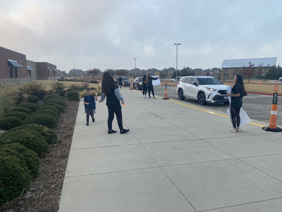 PHSFastpitch's tweet photo. 🎉HAPPY FRIDAY🎉
Great morning seeing at the kiddos @LightFarmsElem‼️#Team22 #PeaceAndLove #PHSconnectandgrow 

@ProsperHS @PISD_Athletics @ProsperISD @HaleyStellyEDU @JohnMBurdett https://t.co/87fEDd0svo