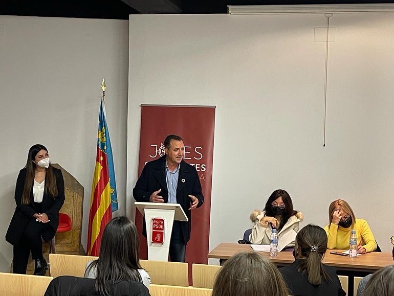 jovesribaroja's tweet photo. 🟣Joves Socialistes de Riba-roja de Túria celebró una jornada sobre el "Feminismo en el SXXI". 

Queremos agradecer a @SuchMaria, @AnaDominguez_C, @rosaperis1, @MSAlepuz y Lola Verdeguer por plasmar su perspectiva feminista tratando las desigualdades presentes en el sistema. https://t.co/3tz5Uje8hv