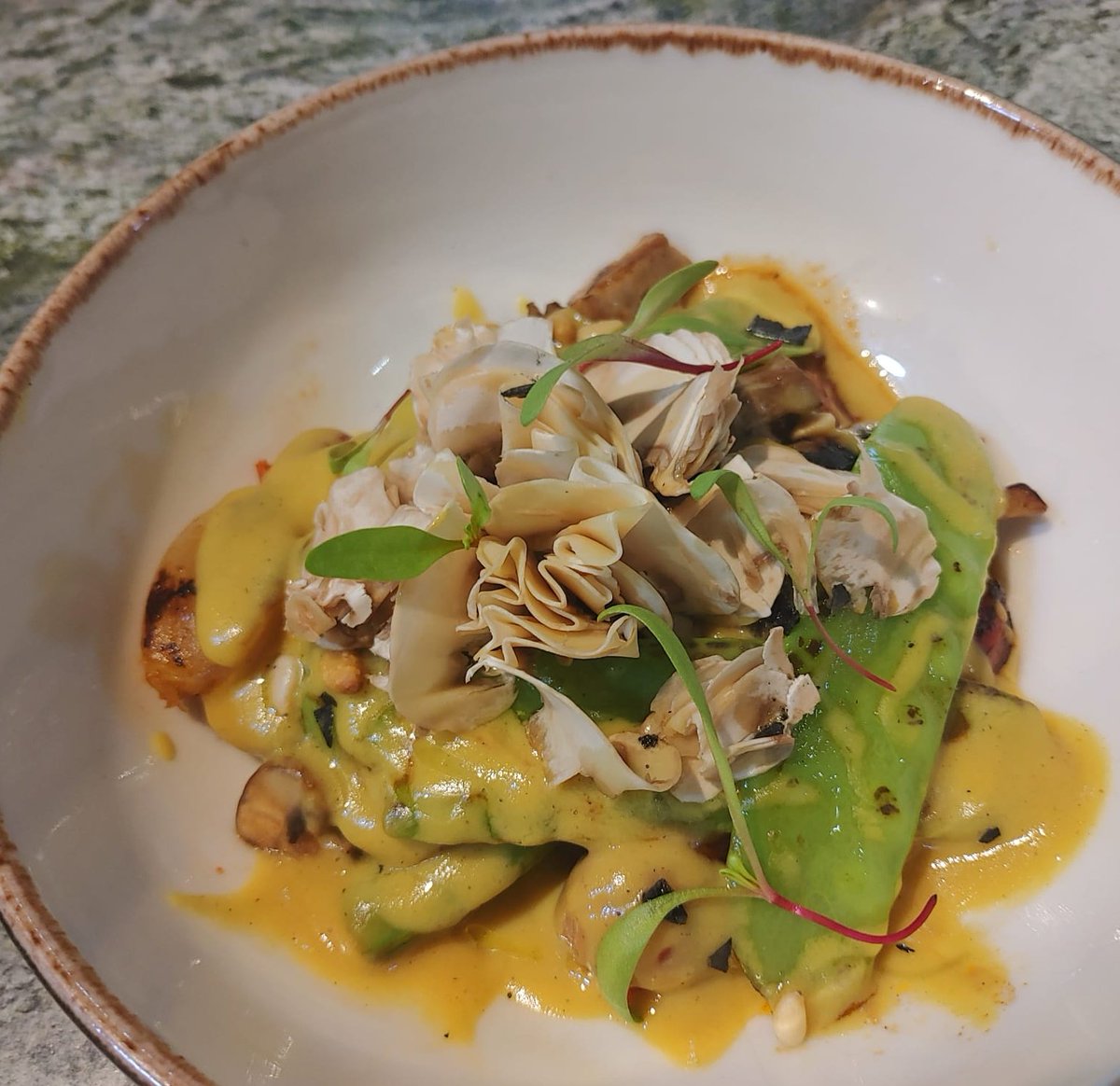 Wok de verduras.

Tirabeques, chalotas, champiñón y tomates cherrys confitados. Con una salsa de pollo, maíz  y azafrán 🙃🙃

¡No hay fin de semana que no te sorprendamos con algo nuevo! 😍
