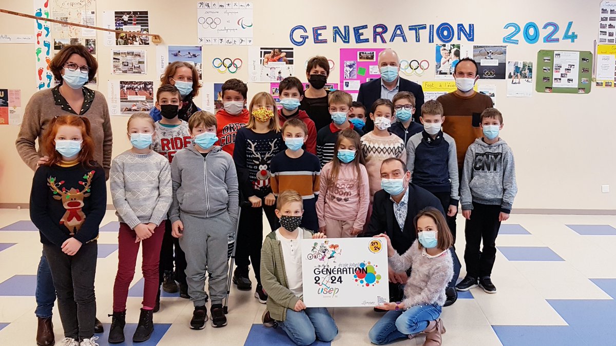 🏅Remise de la plaque #Génération2024 à l'école de Tincourt Boucly par le DASEN80 avec le maire de la commune (urlr.me/BCswn),l'IEN et le CPC EPS de la circonscription de Péronne.👏aux élèves pour leur enthousiasme et leur engagement! <a href="/usepnationale/">USEP nationale</a> <a href="/AcAmiens/">Académie d'Amiens</a> <a href="/dsden_80/">DSDEN de la Somme</a>