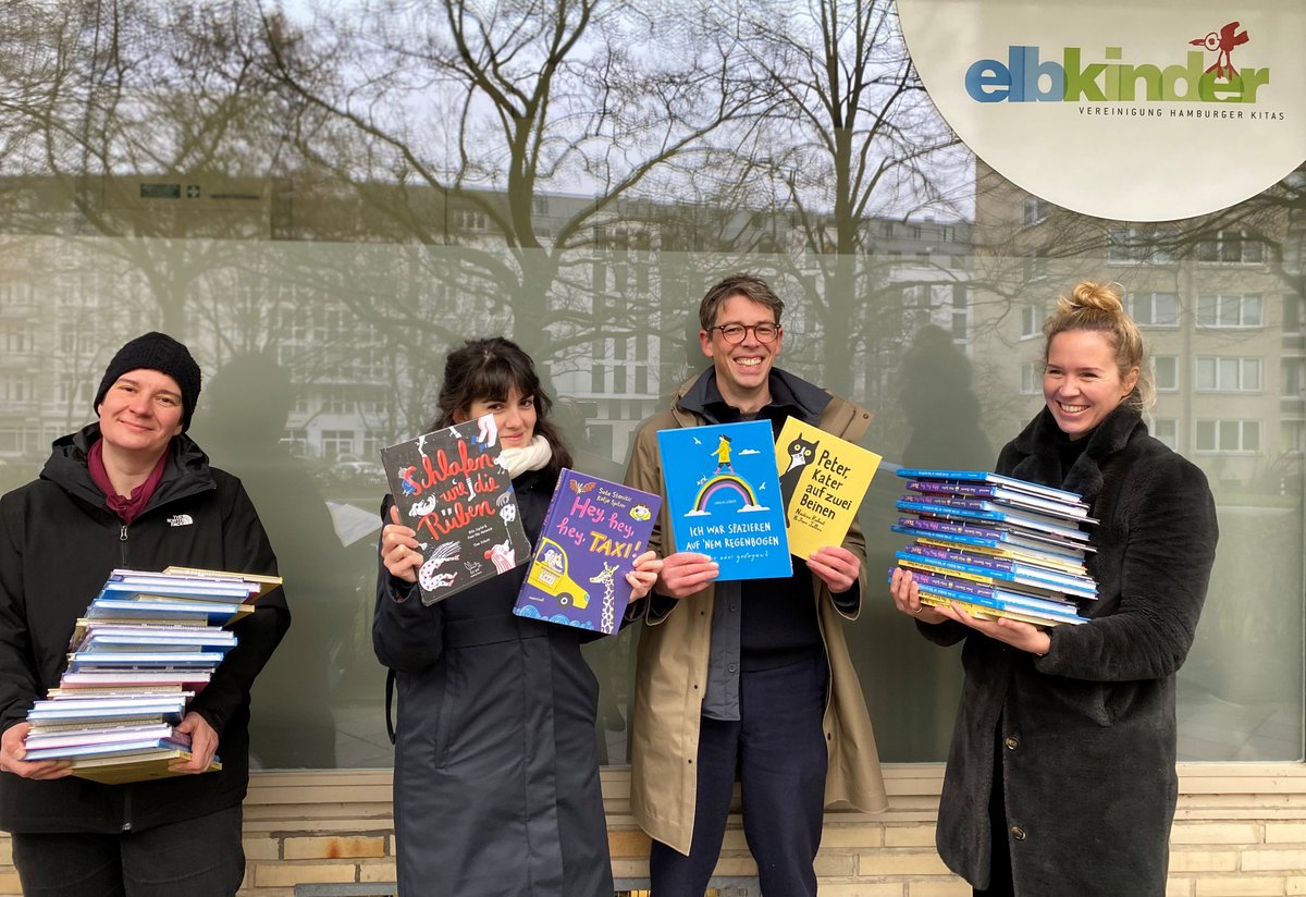 mairischverlag's tweet photo. Ein Stiefel gefüllt mit 800 Kinderbüchern! Heute war Übergabe an die rund 200 Kindergärten der "Elbkinder". Dabei sind Bücher von @sasa_s und @katja_spitzer , Finn-Ole Heinrich, Dita Zipfel, Tine Schulz, Nadine Robert, Jean Jullien und Carolin Löbbert.
https://t.co/1CA4Sud18s https://t.co/KGc2M0nkBh